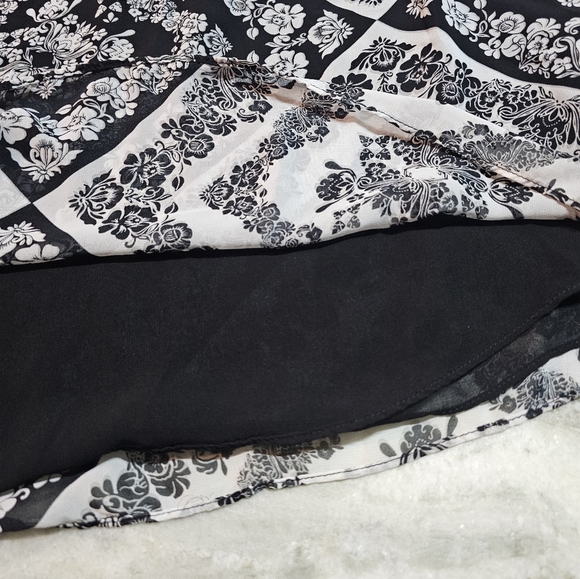 Chelsea & Theodore Woman 1X Black White Floral Peasant Blouse Sheer Ruffle Neck - Picture 4 of 7